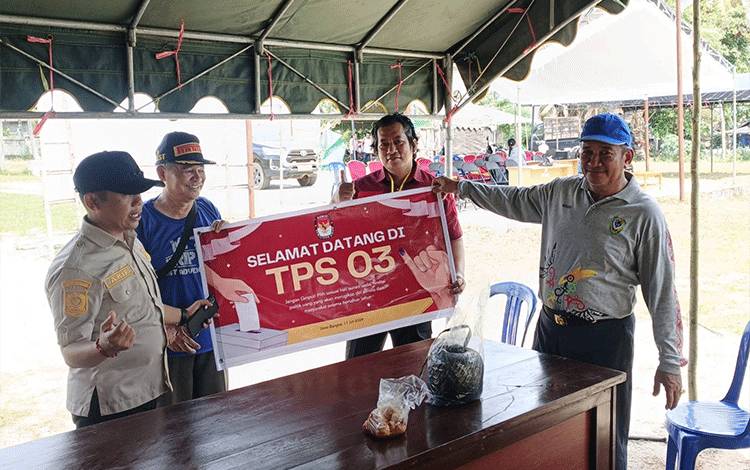 Camat Seruyan Raya Tinjau Kesiapan TPS Pilkades di Desa Bangkal dan Selunuk
