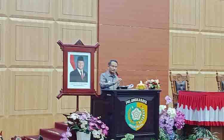Wali Kota Palangka Raya, Fairid Naparin, saat memberikan kata sambutan pada Jumat, 10 Juli 2026 malam. (FOTO: MARINI)