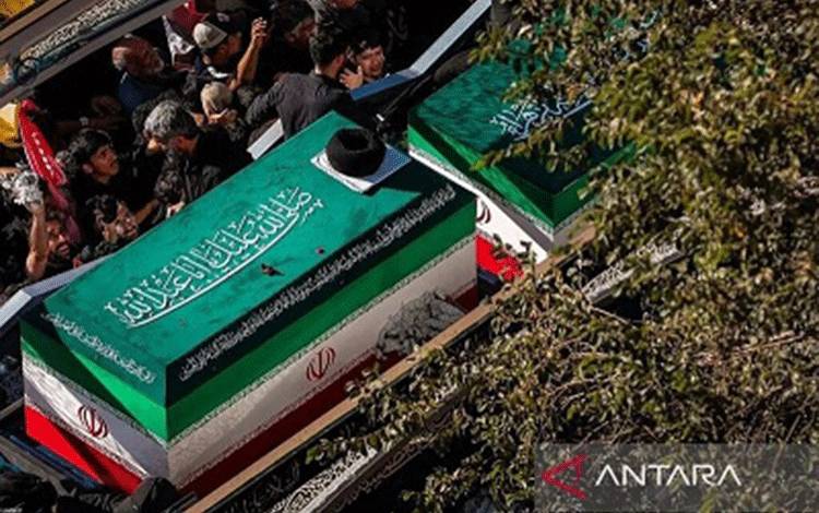 Ribuan orang, sambil membawa bendera dan poster, berkumpul untuk mengikuti upacara pemakaman mendiang Pemimpin Tertinggi Iran Ali Khamenei yang tewas dalam serangan udara gabungan Amerika Serikat-Israel di Mashhad, Iran, Kamis (9/7/2026). ANTARA/Anadolu Agency/HO-Iranian Leader Press Office/pri.