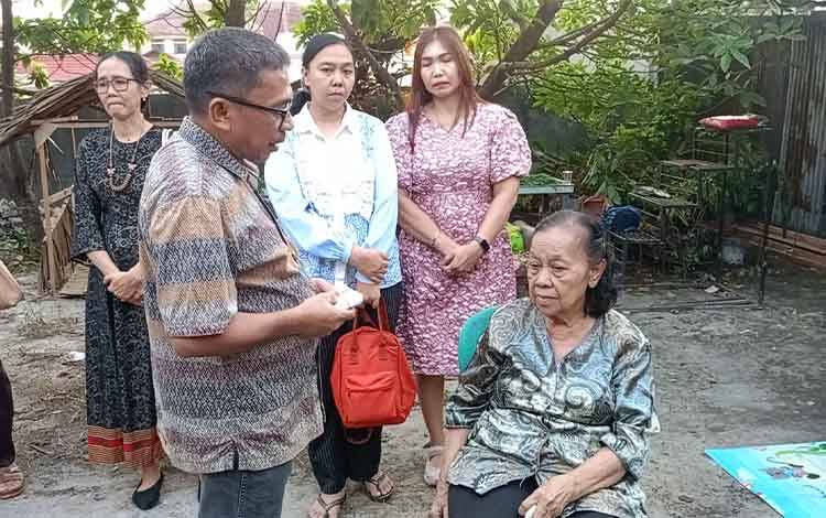 Wujud Kepedulian, KKSI Kobar Serahkan Bantuan untuk Korban Kebakaran di Sidorejo