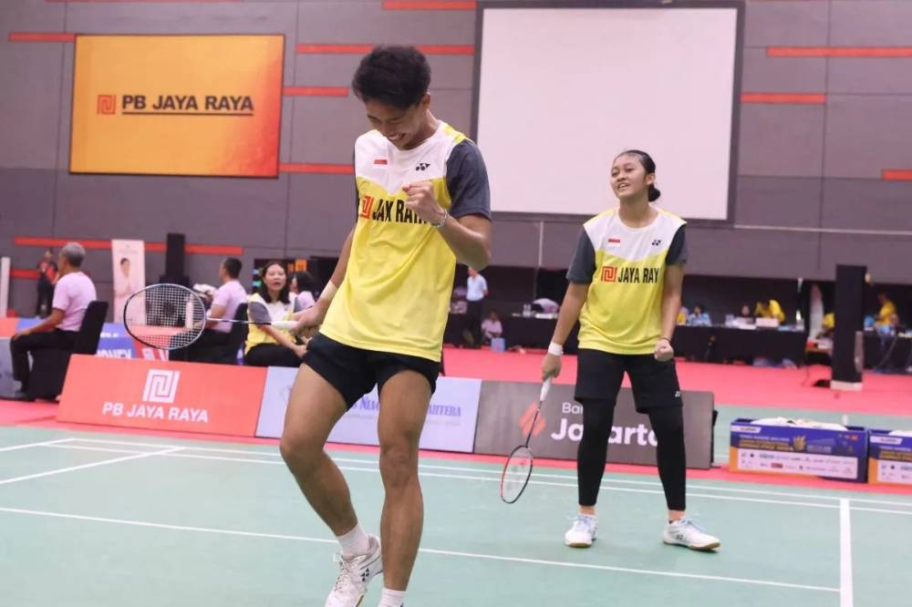 Pasangan Indonesia Muhammad Zilazik Artando Zakaria/Afizzah Rahmadhani saat berhadapan sesama pasangan Indonesia Rhama Madsuba Praduwartha/Wilia Renasya pada final nomor ganda campuran U-17 Yonex-Sunrise Jaya Raya Junior International Grand Prix 2026 di GOR PB Jaya Raya, Tangerang Selatan, Minggu (12/7/2026). Zilazik/Afizzah memastikan gelar setelah menang dua gim langsung 21-17, 21-16. (ANTARA/HO-PBSI)