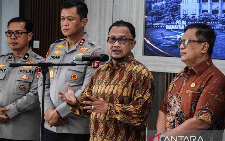 Arsip - Komisioner Komisi Kepolisian Nasional (Kompolnas) Mochamad Choirul Anam (kedua kanan) dalam konferensi pers terkait penggerebekan jaringan narkoba yang menewaskan tiga anggota polisi di Polda Kalimantan Tengah, Palangka Raya, Selasa (7/7/2026). Foto ANTARA Kalteng/Auliya Rahman