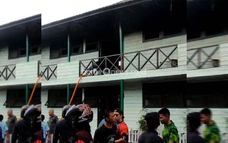 Tim gabungan melakukan pendinginan pada bangunan MA darul ulum di Jalan Dr Murjani gang Sari Kelurahan Pahandut Kecamatan Pahandut Palangka Raya, Minggu, 12 Juli 2026. (Foto: PATHUR)