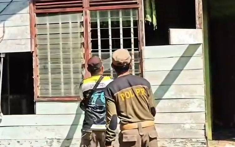 Disdik Kotim Bongkar Rumah Dinas Guru di SDN 3 Mentawa Baru Hulu