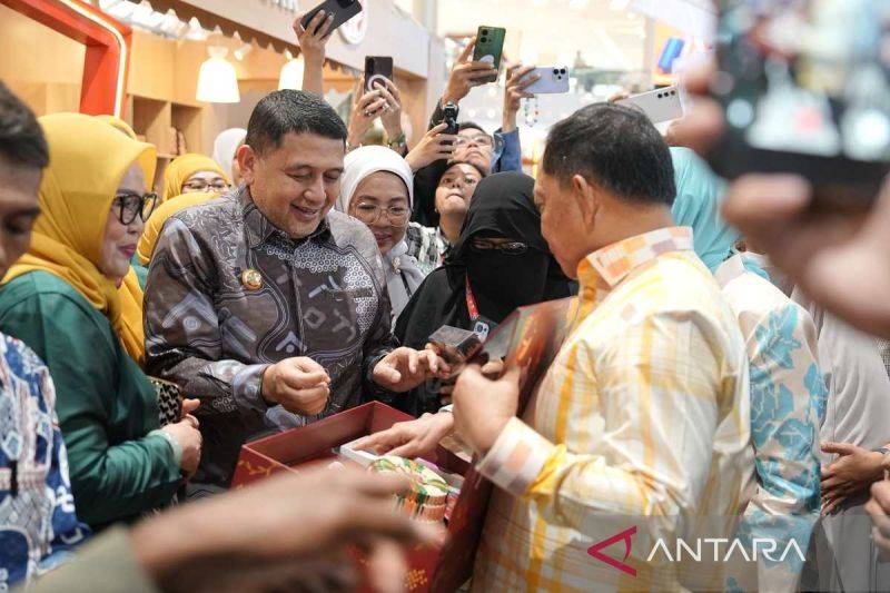 Menteri Dalam Negeri (Mendagri) Tito Karnavian saat melihat berbagai produk kerajinan UMKM binaan Dekranasda Makassar saat penutupan Perayaan HUT Dekranas ke-44 di Makassar, Minggu (12/7/2026). ANTARA/HO-Pemkot Makassar