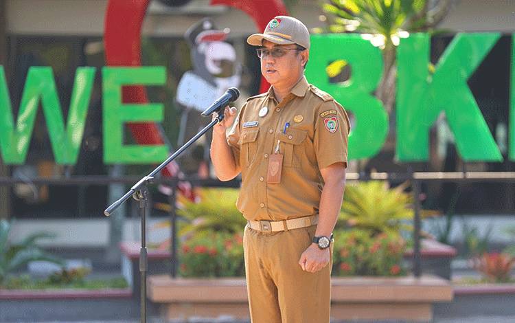 Kepala Bidang Mutasi dan Promosi ASN BKD Kalteng Jefi Hendra saat memimpin apel pagi. (Foto : IST)