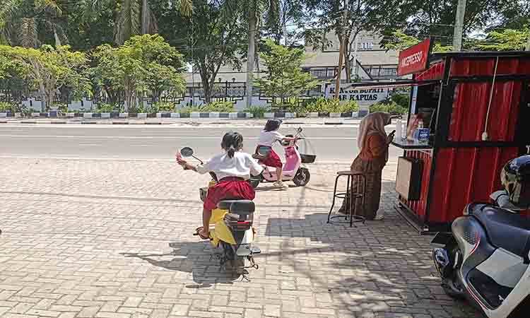Murid SD Mengendarai Sepeda Listrik di Jalan Pemuda Kapuas, Kesadaran Orang Tua Jadi Sorotan