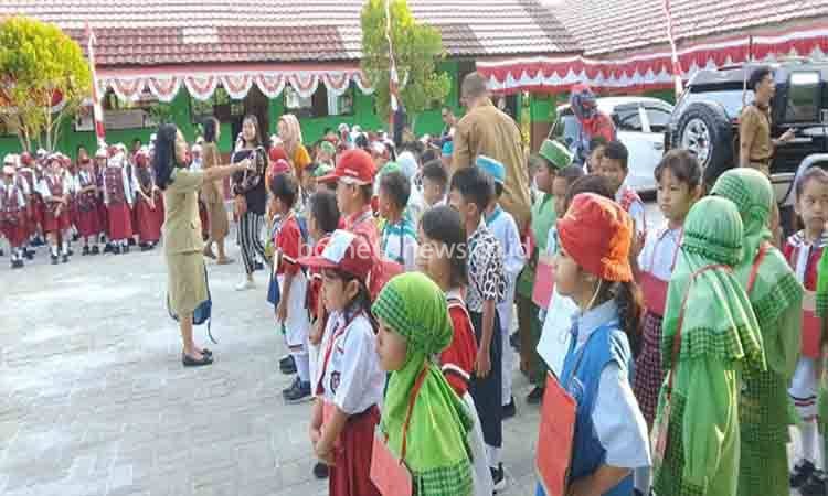 SDN 8 Menteng Palangka Raya saat melaksanakan MPLS hari pertama, Senin 13 Juli 2026 (Foto:MARINI)