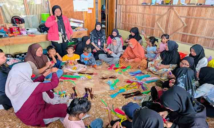 Pelatihan Kerajinan Kawat Berbulu Dukung Kemandirian Ekonomi Lansia Smart di Kampung Keren Kelurahan Kereng Bengkirai