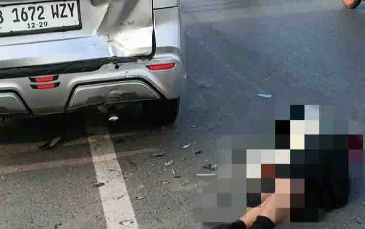 Diduga Tabrak Belakang Mobil di Jalan Trans Kalimantan Handil Bakti, Pemotor Wanita Dilarikan ke RS