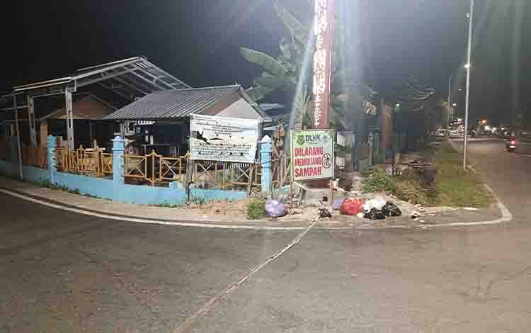 Papan Larangan Tak Digubris, Sampah Berserakan di Pertigaan Ahmad Yani-Jawa Kuala Kapuas
