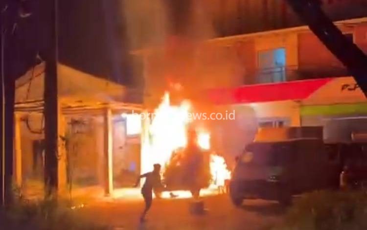 Mobil Terbakar di Pertokoan Kayu Bawang, Relawan Berjibaku Padamkan Api