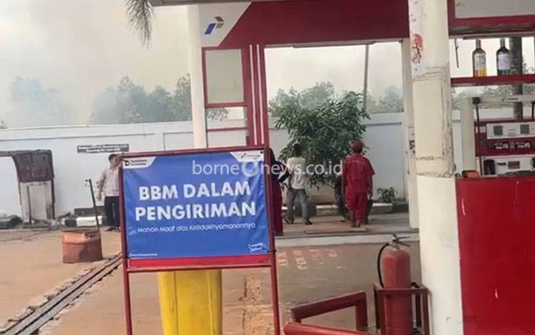 Kebakaran Lahan di Gunung Raja Berkobar Tepat di Sebelah SPBU, Tim Gabungan Berjibaku Padamkan Api
