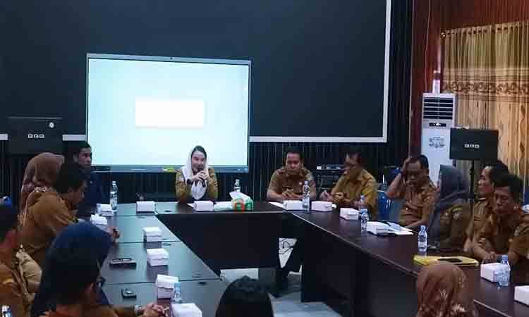 Plt Kadis Pendidikan Seruyan, Welduline memimpin rapat dalam rangka penguatan program pendampingan pencegahan perundungan tindak Kekerasan dan Intoleransi di sekolah (Foto : Ist)