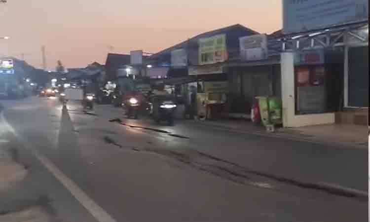 Jalan Amblas di Sungai Lulut Sebabkan Kemacetan, Perbaikan Diperkirakan Memakan Waktu Lama