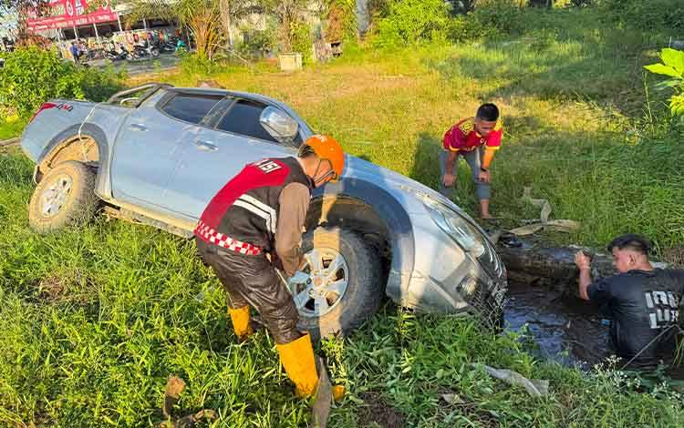 Salah Masukkan Gigi, Mitsubishi Triton Terperosok ke Parit di Palangka Raya