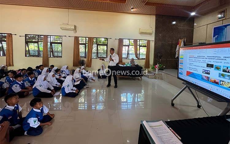 Isi MPLS, Satresnarkoba Polres Kapuas Bekali Siswa SMPN 2 Selat Pengetahuan Bahaya Narkoba