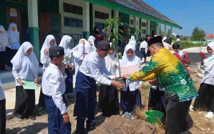Bukan Hanya Kenalan dengan Sekolah, Siswa Baru MTsN 2 Kapuas Langsung Tanam Pohon
