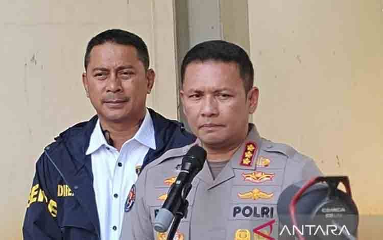 Ditreskrimsus Polda Metro Jaya, Kombes Pol Victor D Mackbon (kiri) bersama Kabid Humas Polda Metro Jaya, Kombes Pol Budi Hermanto. ANTARA/Ilham Kausar