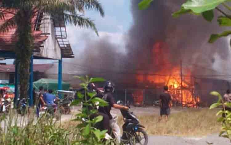 8 Ruko di Jalan Natai Arahan Pangkalan Bun Terbakar