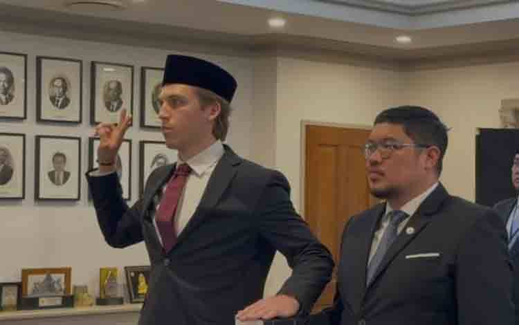 Vickery Resmi jadi WNI, Presiden Titip Mimpi Piala Dunia 2030