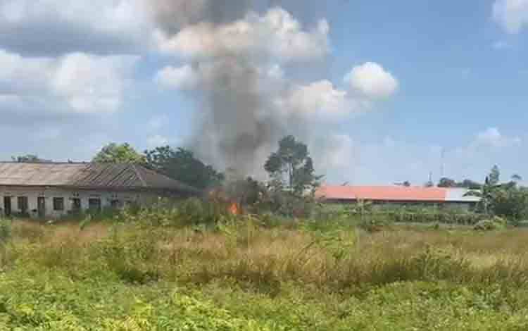 Asap Hitam Muncul di Samping Mapolres Kapuas, Kebakaran Lahan Cepat Dikendalikan