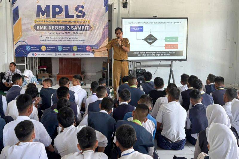 Kepala Bidang PIKP Diskominfo Kotim Agus Pria Dany saat memberikan edukasi literasi digital di SMKN 3 Sampit, Selasa (14/7/2026). (ANTARA/HO-Diskominfo Kotim)