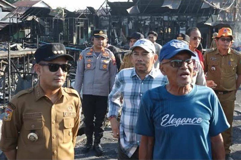 Wali Kota Palangka Raya, Fairid Naparin memantau korban kebakaran di kota setempat. ANTARA/HO-Protokol Komunikasi Kota Palangka Raya