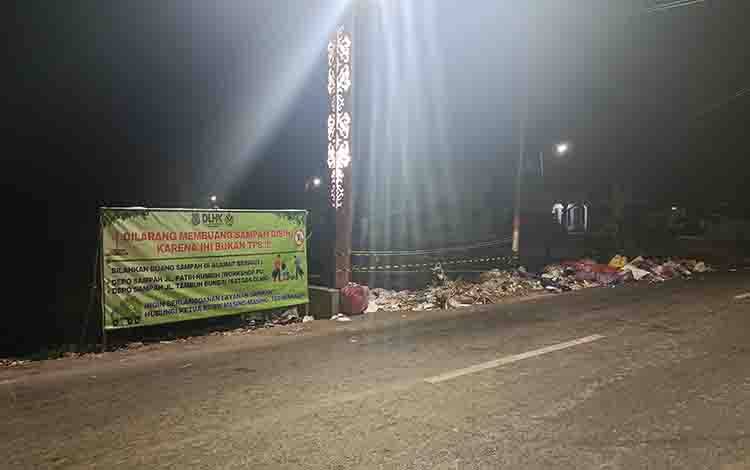 Rambu Larangan Terpasang, Sampah Tetap Menggunung di Pinggir Jalan di Kapuas
