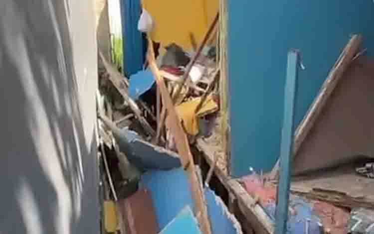 Rumah Ambruk di Jalan Jamrud II Banjarmasin, Warga Sempat Dikejutkan Suara Dentuman Keras