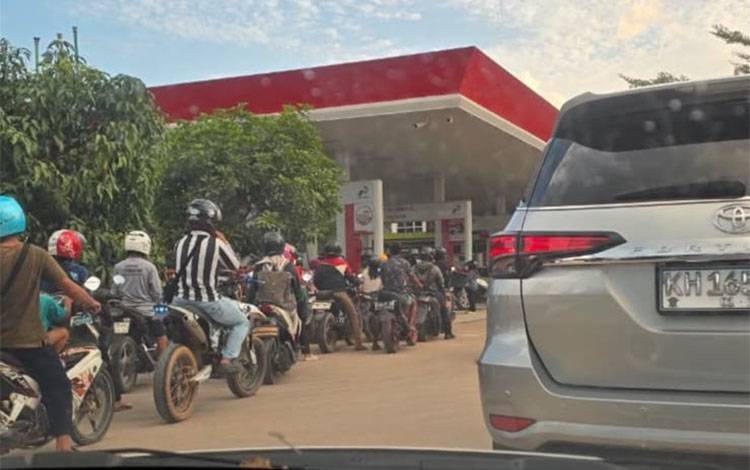 Hari Keempat BBM masih Sulit Didapat, Antrean Kendaraan di SPBU Nanga Bulik Belum Terurai