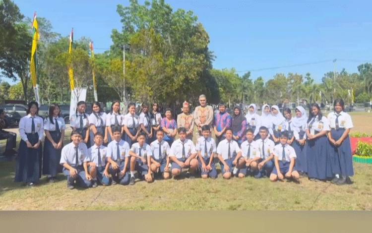 Paduan Suara SMPN 3 Palangka Raya Semarakkan Apel Hari Jadi ke - 69