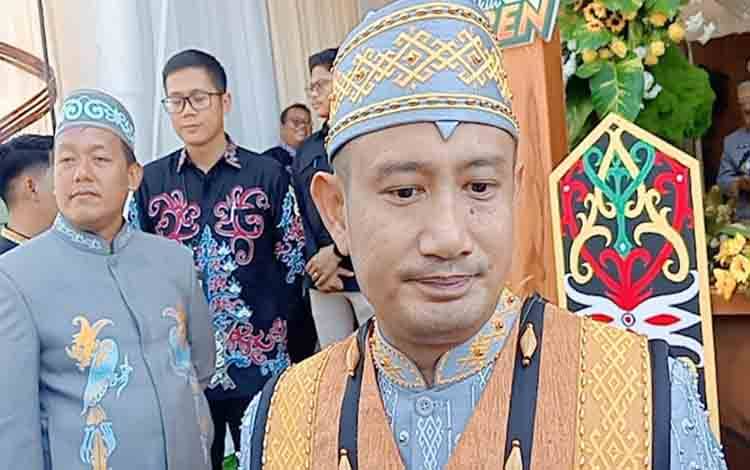 Wali Kota Palangka Raya, Fairid Naparin saat diwawancara awak media (Foto:MARINI)