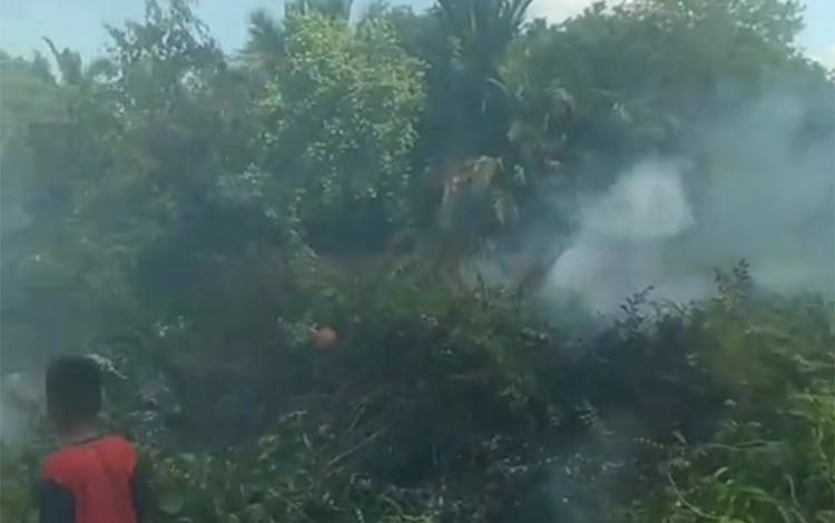 Kebakaran Lahan di Basarang Timbulkan Asap Tebal, BPBD Kapuas Lakukan Pembasahan