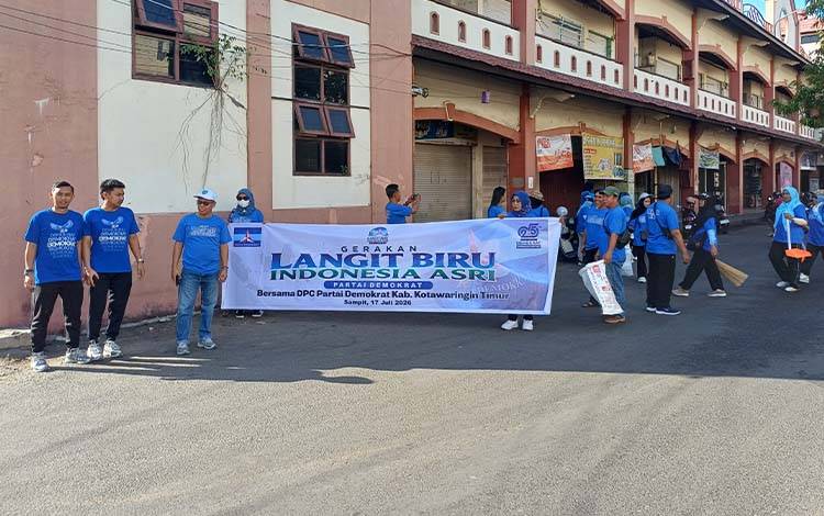 Aksi Bersih-Bersih Gerakan Langit Biru Indonesia Asri Dorong Kesadaran Masyarakat Kurangi Sampah Plastik di Sampit