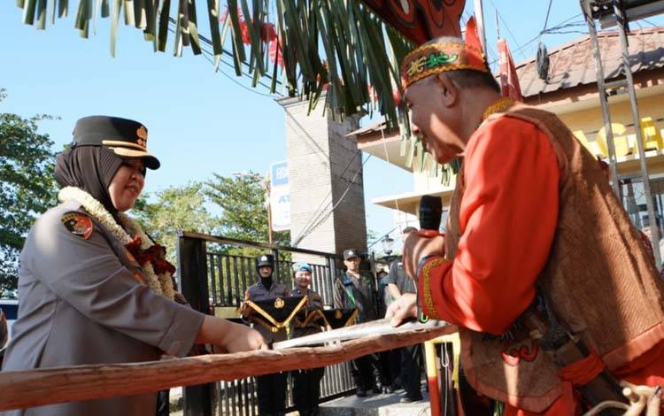 Kapolres Baru Kapuas Disambut Potong Pantan, Awali Tugas dengan Tradisi Adat Dayak