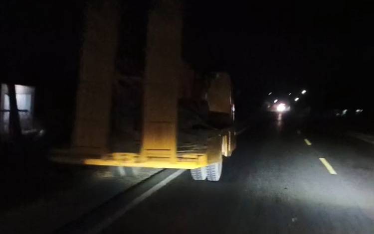 Truk Parkir Tanpa Rambu di Jalur Trans Kalimantan Resahkan Warga Kapuas, Nyaris Sebabkan Kecelakaan