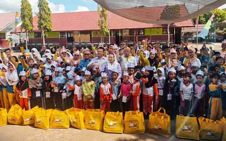Bupati Seruyan Bagikan Seragam Sekolah Gratis, Wujud Nyata Dukungan untuk Pendidikan Berkualitas