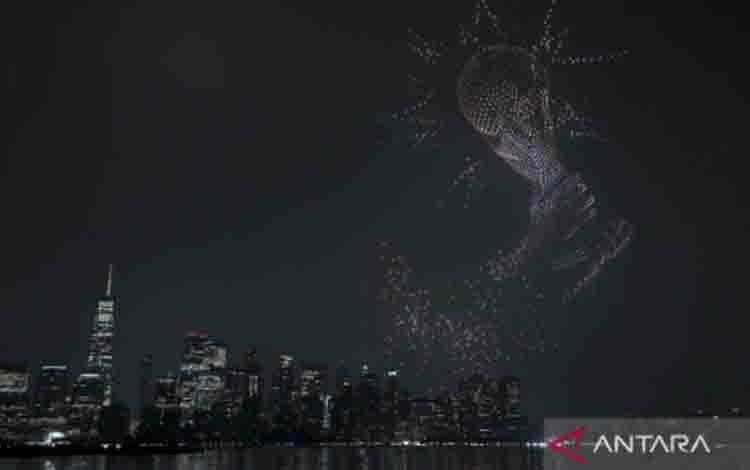Pertunjukan drone yang menampilkan Piala Dunia FIFA 2026 dengan latar belakang cakrawala Manhattan di New Jersey, Amerika Serikat, Kamis (15/7/2026). ANTARA FOTO/Xinhua/Xu Zijian/YU