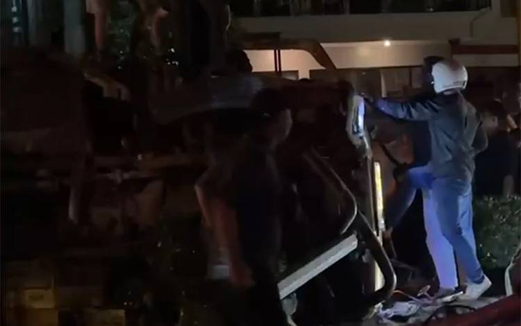 Truk Tabrak Traffic Light di Jalan S. Parman Banjarmasin, Sopir Dievakuasi ke Rumah Sakit