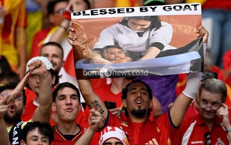 Kisah Foto Lionel Messi Memandikan Lamine Yamal Saat Masih Bayi
