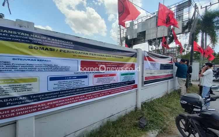 Sengketa Eks Kantor DPD PDIP Kalteng Kuasa Hukum R Atu Narang Pasang Spanduk Peringatan