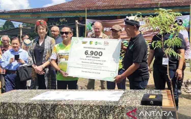 Pemko Palangka Raya-YBNI Perkuat Pengelolaan Lingkungan Serahkan 6.900 Bibit