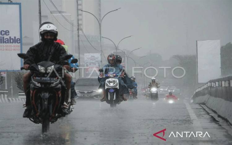 BMKG Keluarkan Peringatan Dini Potensi Hujan Petir di Sejumlah Kota