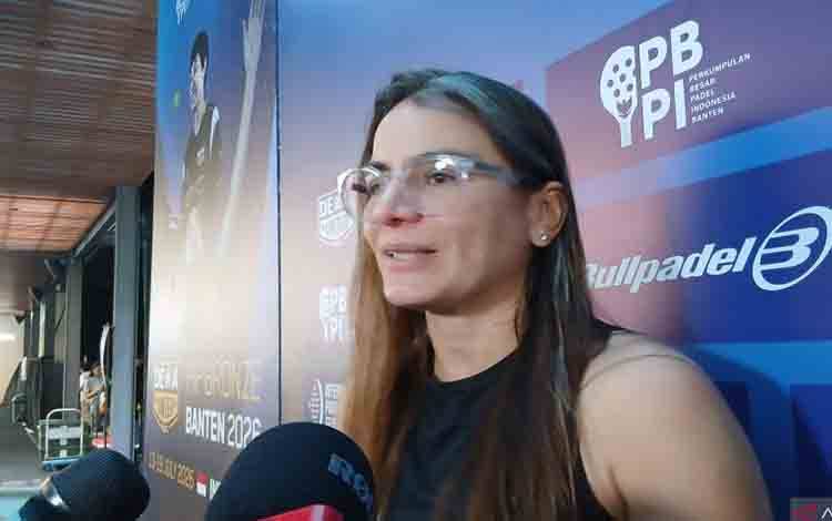Atlet padel Jessica Lucinda Palma Cruz asal Venezuela memberikan keterangan resmi terkait turnamen padel yang diselenggarakan di Dewa United Padel, Tangerang, Banten, pada Minggu (19/7/2026). ANTARA/Azmi Samsul M