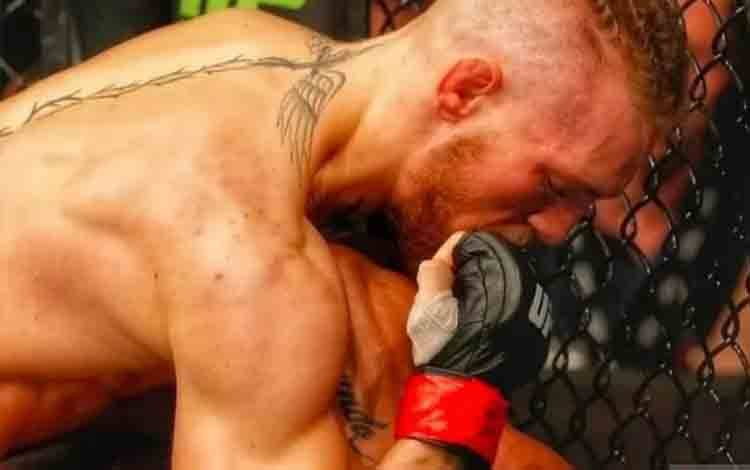 CEO UFC Tanggapi Keinginan McGregor Lawan Holloway di Laga Terakhirnya
