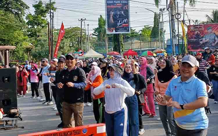 Bupati Barito Utara Ajak Masyarakat Hidup Sehat di CFD Muara Teweh, UMKM Lokal Ikut Bergeliat