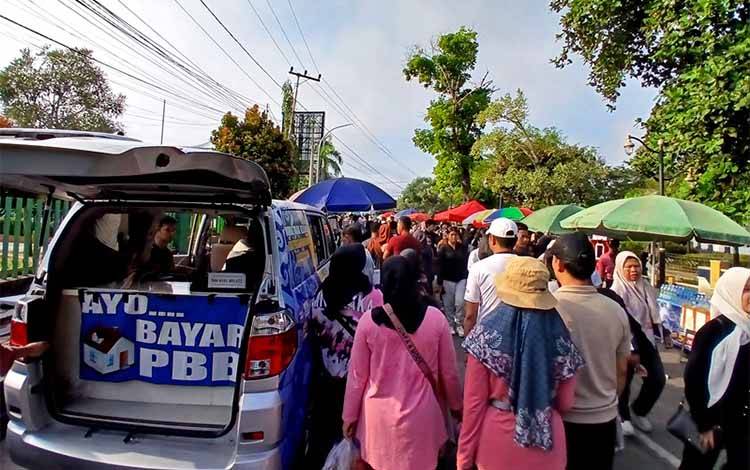 BPPD Barito Utara membuka layanan pembayaran PBB-P2 pada kegiatan Car Free Day di Jalan Pramuka, Muara Teweh, Minggu, 19 Juli 2026. (FOTO: DHANI)