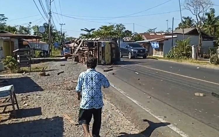Truk Terbalik di Jalan Trans Kalimantan Kapuas usai Terlibat Kecelakaan dengan Mobil