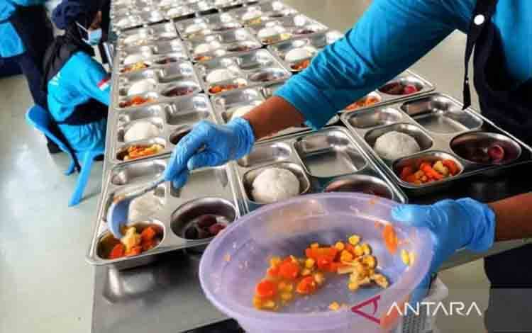 Ilustrasi: Pekerja menyiapkan paket makanan untuk program Makan Bergizi Gratis (MBG) di dapur Satuan Pelayanan Pemenuhan Gizi (SPPG) Jebres yang telah memiliki Sertifikat Laik Higiene Sanitasi (SLHS), Solo, Jawa Tengah, Rabu (8/10/2025). ANTARA FOTO/Maulana Surya